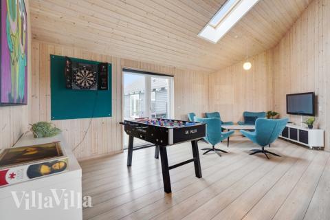 Här kan man utmana varandra till en vänskaplig duell i både biljard, dart, bordtennis eller fotbollspel. På husets Playstation 2 kan man förutom spela även se en bra film