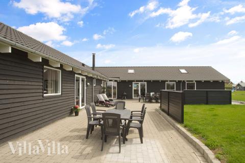 På husets terrasse kan det dåsas i en solvagn eller grillas en god middag