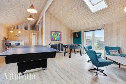 Förutom de många timmar som du kan tillbringa i stugans poolavdelning erbjuder lyxstuga 234 även biljard, bordtennis och dart