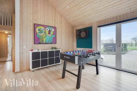 Lyxstuga 234 för 18 personer har ett stort aktivitetsrum med bl.a. biljard och dart