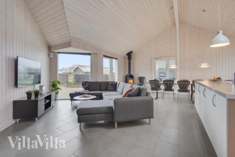 Det stora ljusa vardagsrummet i lyxstuga nr 234 för 18.