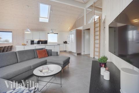 I soffhörnan i lyxstuga 234 i Sydjylland kan ni spela brädspel eller titta på film tillsammans.