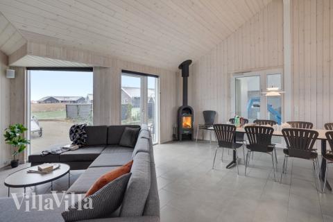 Vardagsrummet i lyxstuga nr. 234 har plats för 18 personer.