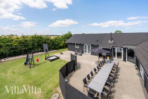Njut av en grillkväll på terrassen i lyxstuga nr 246 i Sydjylland