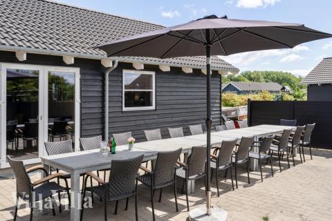 Lyxstuga nr 246 har en härlig terrass med sköna trädgårdsmöbler för 16 personer.