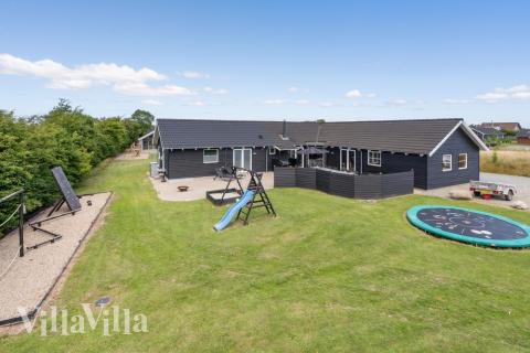 Den praktfulla poolstugan nr 246 med plats för 16 personer ligger i Sydjylland