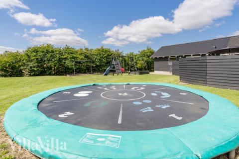 Till den trevliga sommarstugan nr 246 i Sydjylland erbjuds en mängd utomhusaktiviteter, t.ex. lektorn och gungor