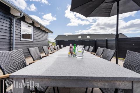 På terrassen i sommarhus nr 246 finns det plats för upp till 16 gäster.