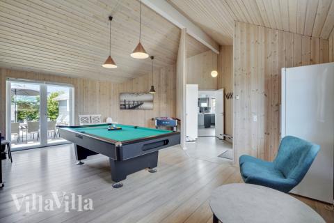 Aktivitetsrum i lyxstuga nr 246 med 6 sovrum och plats för 16 personer.