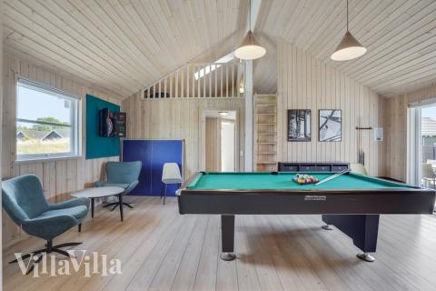 Lyxstuga 246 för 16 personer har ett stort aktivitetsrum med bl.a. biljard och dart