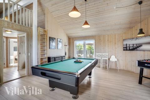 Förutom de många timmar som du kan tillbringa i stugans poolavdelning erbjuder lyxstuga 246 även biljard, bordtennis och dart