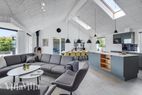 Det stora ljusa vardagsrummet i lyxstuga nr 246 för 16.