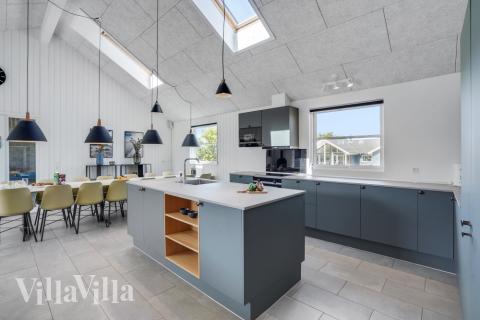 Köket i lyxstuga nr 246 är utrustat så att ni kan laga mat till 16 personer.