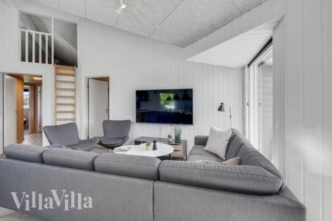 I soffhörnan i lyxstuga 246 i Sydjylland kan ni spela brädspel eller titta på film tillsammans.