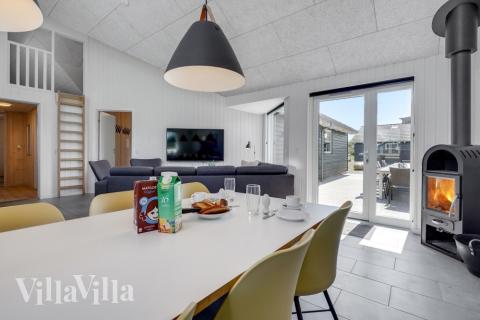 Vardagsrummet i lyxstuga nr. 246 har plats för 16 personer.