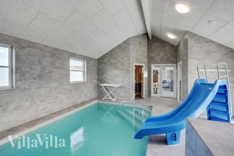 Den härliga poolen i lyxstuga nr 246 för 16 personer