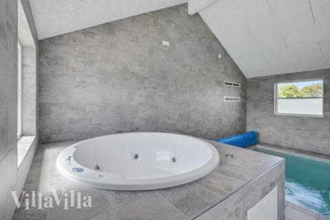 Njut av spabadets värme i lyxstuga nr 246 i Sydjylland