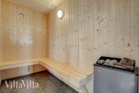 Njut av bastuvärmen i lyxstuga nr 246 för 16 personer