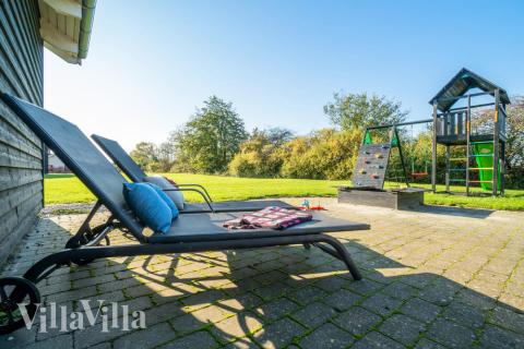 Njut av en grillkväll på terrassen i lyxstuga nr 241 i Sydjylland