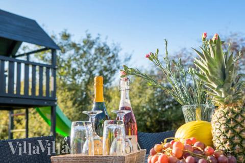 Lyxstuga nr 241 har en härlig terrass med sköna trädgårdsmöbler för 16 personer.