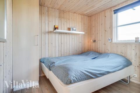 Ett av de 6 utmärkta sovrummen i lyxstuga nr 241 i Sydjylland.