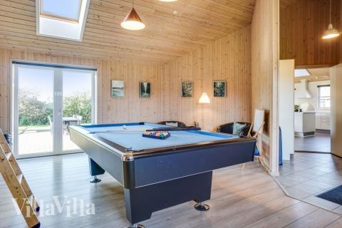 Aktivitetsrum i lyxstuga nr 241 med 6 sovrum och plats för 16 personer.