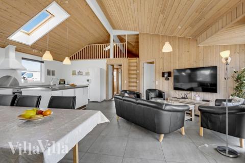 Vardagsrummet i lyxstuga nr. 241 har plats för 16 personer.