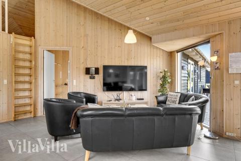 Det stora ljusa vardagsrummet i lyxstuga nr 241 för 16.