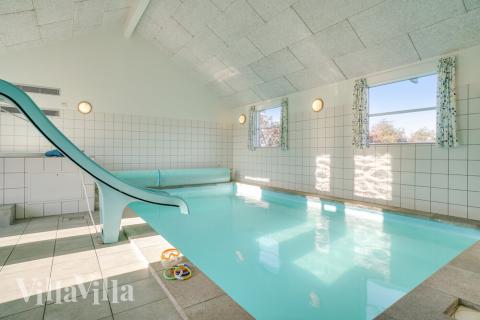 Den härliga poolen i lyxstuga nr 241 för 16 personer