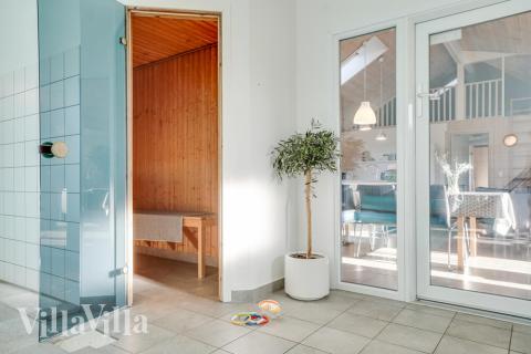 Njut av bastuvärmen i lyxstuga nr 241 för 16 personer