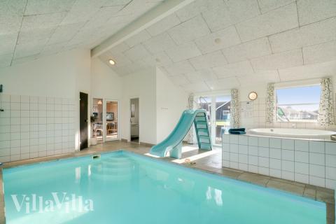 Sommarstuga 241 är inredd med en smakfull poolavdelning som har vattenrutschbana, ett stort inbyggt spapad och bastu