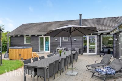 Till den trevliga sommarstugan nr 241 i Sydjylland erbjuds en mängd utomhusaktiviteter, t.ex. lektorn och gungor
