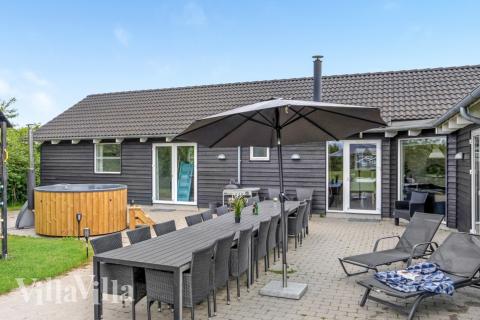 Till den trevliga sommarstugan nr 241 i Sydjylland erbjuds en mängd utomhusaktiviteter, t.ex. lektorn och gungor