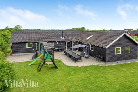 Den praktfulla poolstugan nr 241 med plats för 16 personer ligger i Sydjylland