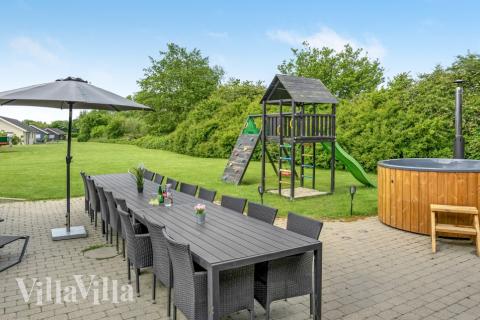 På terrassen i sommarhus nr 241 finns det plats för upp till 16 gäster.