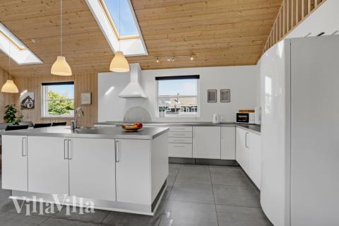 Köket i lyxstuga nr 241 är utrustat så att ni kan laga mat till 16 personer.