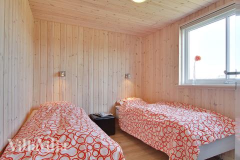 Husets sovrum är smakfullt inredda med boxmadrasser och garderober