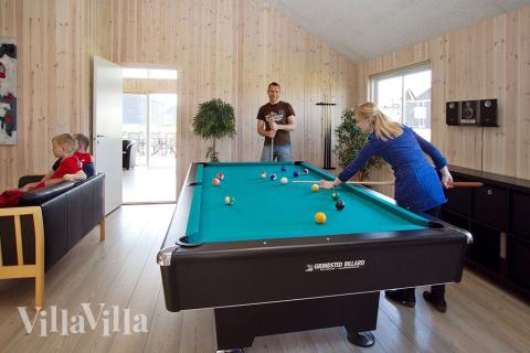 Efter simturen finns oändliga möjligheter för ytterligare underhållning. I aktivitetsrummet kan man utmana varandra i bordtennis och dart