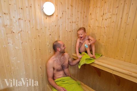 Känner ni för ren avslappning kan ni hoppa i spa badet (4-6 personer) för att sedan koppla av i bastun