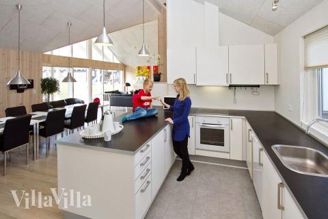 Köket ligger i öppen förbindelse med allrummet – vilket skapar en pratsam och social atmosfär