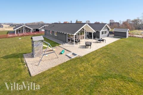 Den praktfulla poolstugan nr 260 med plats för 16 personer ligger i Sydjylland