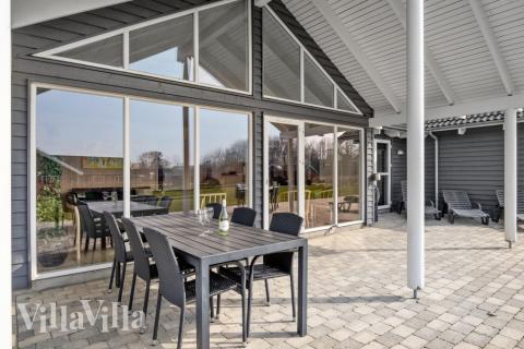 Njut av en grillkväll på terrassen i lyxstuga nr 260 i Sydjylland