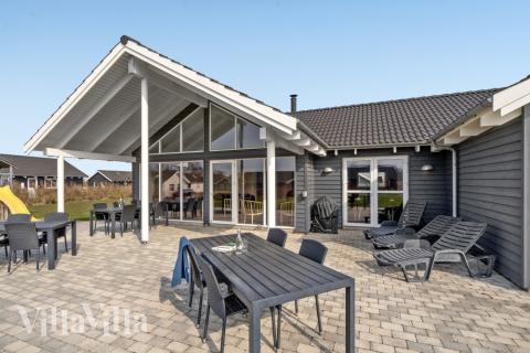 Lyxstuga nr 260 har en härlig terrass med sköna trädgårdsmöbler för 16 personer.