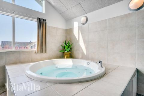 Njut av spabadets värme i lyxstuga nr 260 i Sydjylland