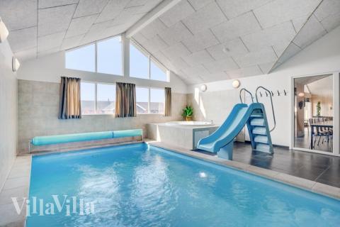 Den härliga poolen i lyxstuga nr 260 för 16 personer