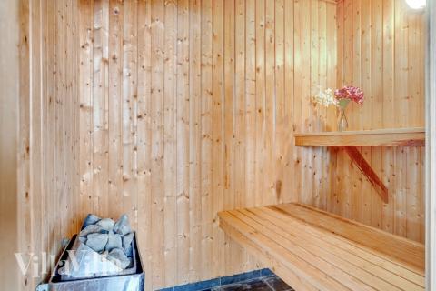 Njut av bastuvärmen i lyxstuga nr 260 för 16 personer