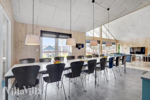 Ni kan sitta 16 personer tillsammans i vardagsrummet när ni besöker lyxhus nr 260 i Sydjylland.