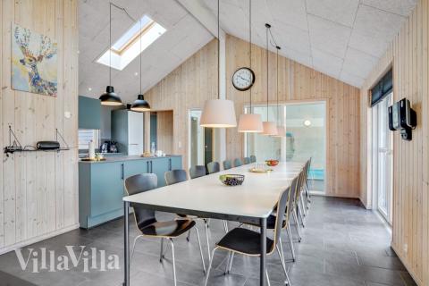 Vardagsrummet i lyxstuga nr. 260 har plats för 16 personer.