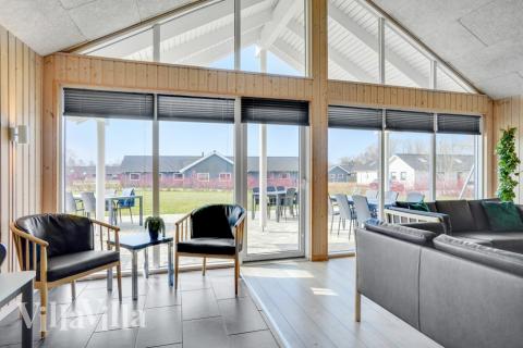 I soffhörnan i lyxstuga 260 i Sydjylland kan ni spela brädspel eller titta på film tillsammans.