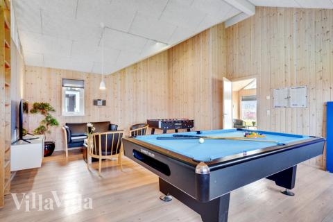 Lyxstuga 260 för 16 personer har ett stort aktivitetsrum med bl.a. biljard och dart